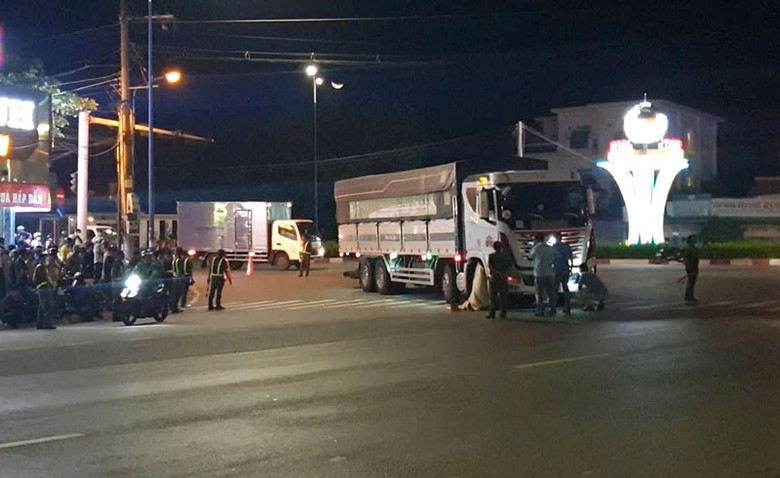 Hiện trường vụ tai nạn khiến nữ c&ocirc;ng nh&acirc;n tử vong tại chỗ.