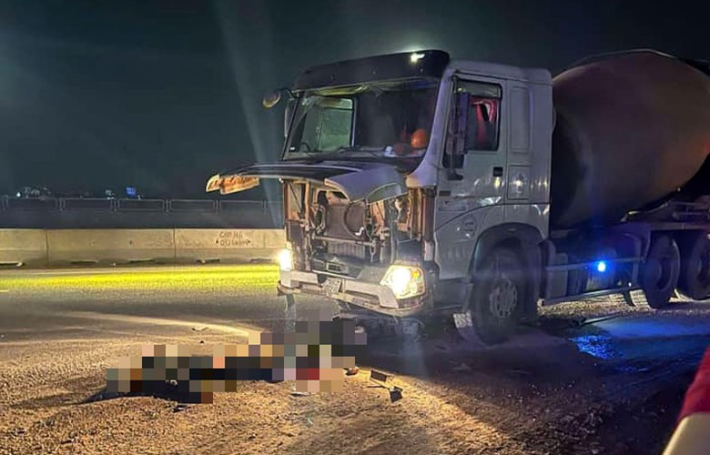 Hiện trường vụ tai nạn khiến 2 người đi xe m&aacute;y tử vong tại chỗ.