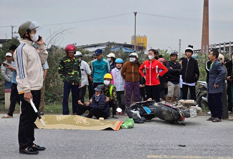 Hiện trường vụ tai nạn khiến t&agrave;i xế xe m&aacute;y tử vong tại chỗ.