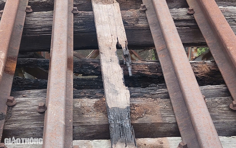 Bất chấp nguy hiểm, người d&acirc;n băng qua cầu đường sắt ở Th&aacute;i Nguy&ecirc;n- Ảnh 17.