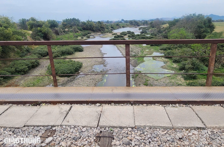 Bất chấp nguy hiểm, người d&acirc;n băng qua cầu đường sắt ở Th&aacute;i Nguy&ecirc;n- Ảnh 19.