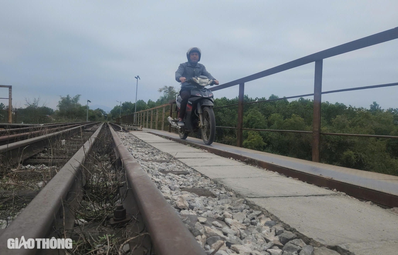Bất chấp nguy hiểm, người d&acirc;n băng qua cầu đường sắt ở Th&aacute;i Nguy&ecirc;n- Ảnh 13.