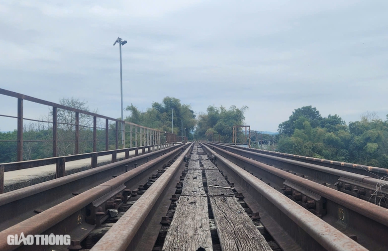 Bất chấp nguy hiểm, người d&acirc;n băng qua cầu đường sắt ở Th&aacute;i Nguy&ecirc;n- Ảnh 20.