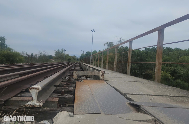 Bất chấp nguy hiểm, người d&acirc;n băng qua cầu đường sắt ở Th&aacute;i Nguy&ecirc;n- Ảnh 10.
