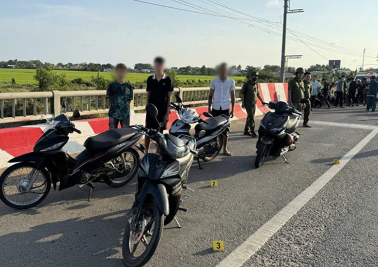 Ngăn kịp thời hai nh&oacute;m gần 40 người chuẩn bị d&ugrave;ng dao xử l&yacute; nhau tr&ecirc;n phố- Ảnh 1.