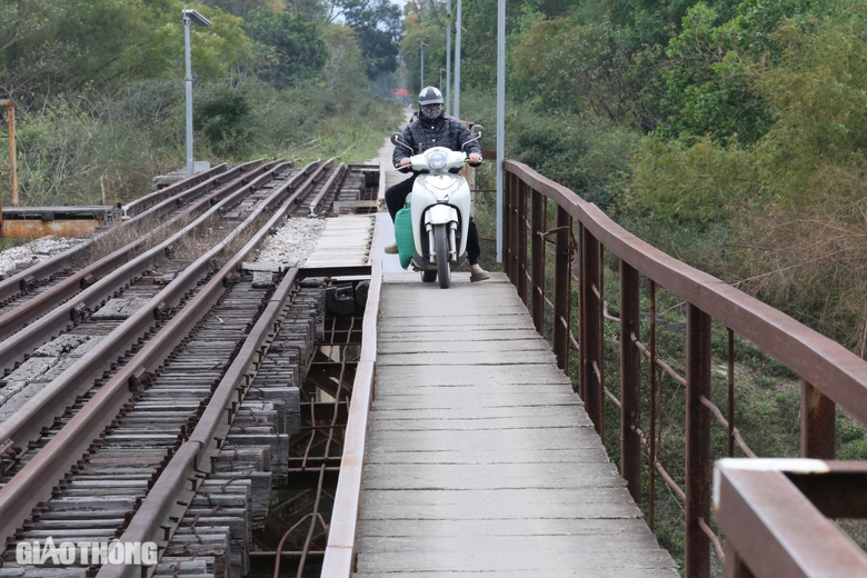 Bất chấp nguy hiểm, người d&acirc;n băng qua cầu đường sắt ở Th&aacute;i Nguy&ecirc;n- Ảnh 4.