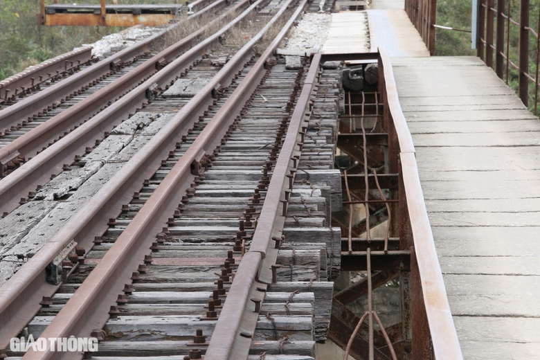 Bất chấp nguy hiểm, người d&acirc;n băng qua cầu đường sắt ở Th&aacute;i Nguy&ecirc;n- Ảnh 18.