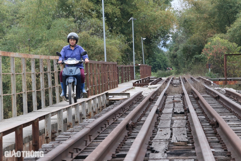 Bất chấp nguy hiểm, người d&acirc;n băng qua cầu đường sắt ở Th&aacute;i Nguy&ecirc;n- Ảnh 6.