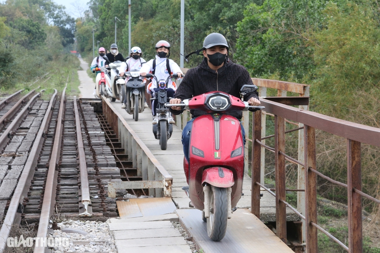 Bất chấp nguy hiểm, người d&acirc;n băng qua cầu đường sắt ở Th&aacute;i Nguy&ecirc;n- Ảnh 3.