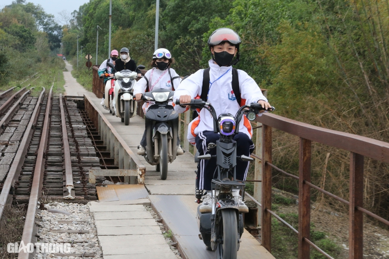 Bất chấp nguy hiểm, người d&acirc;n băng qua cầu đường sắt ở Th&aacute;i Nguy&ecirc;n- Ảnh 1.