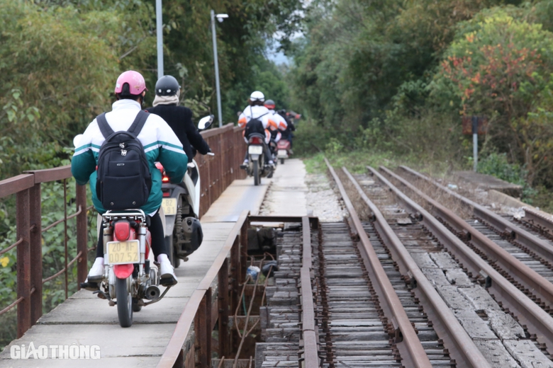 Bất chấp nguy hiểm, người d&acirc;n băng qua cầu đường sắt ở Th&aacute;i Nguy&ecirc;n- Ảnh 2.