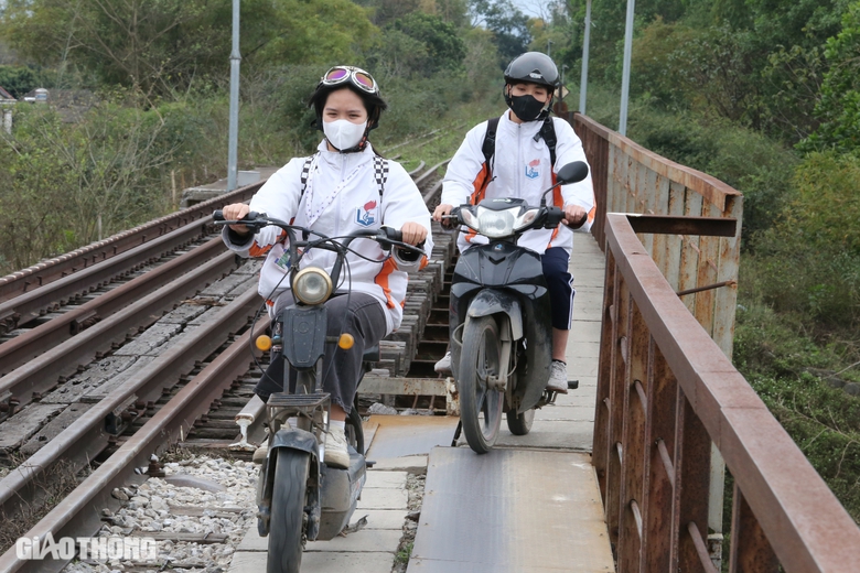 Bất chấp nguy hiểm, người d&acirc;n băng qua cầu đường sắt ở Th&aacute;i Nguy&ecirc;n- Ảnh 8.