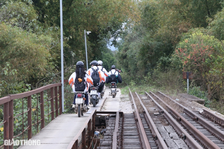 Bất chấp nguy hiểm, người d&acirc;n băng qua cầu đường sắt ở Th&aacute;i Nguy&ecirc;n- Ảnh 12.