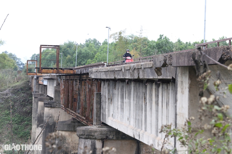 Bất chấp nguy hiểm, người d&acirc;n băng qua cầu đường sắt ở Th&aacute;i Nguy&ecirc;n- Ảnh 9.
