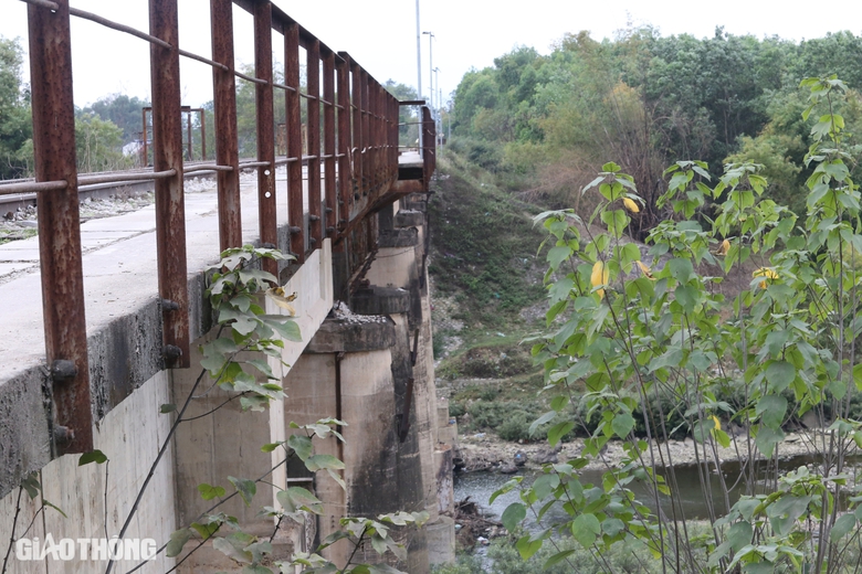 Bất chấp nguy hiểm, người d&acirc;n băng qua cầu đường sắt ở Th&aacute;i Nguy&ecirc;n- Ảnh 11.