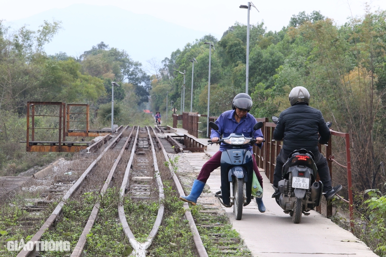 Bất chấp nguy hiểm, người d&acirc;n băng qua cầu đường sắt ở Th&aacute;i Nguy&ecirc;n- Ảnh 16.