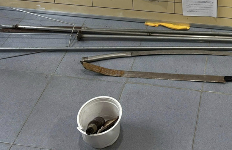 Ngăn kịp thời hai nh&oacute;m gần 40 người chuẩn bị d&ugrave;ng dao xử l&yacute; nhau tr&ecirc;n phố- Ảnh 2.