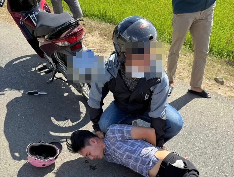 Cảnh s&aacute;t bắt n&oacute;ng nghi phạm giết người đang bỏ trốn c&ugrave;ng người y&ecirc;u- Ảnh 1.