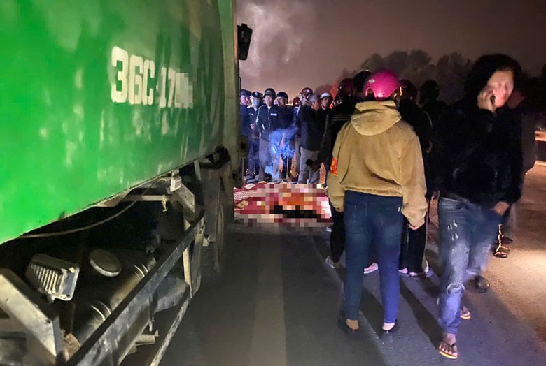 Hiện trường xảy ra vụ TNGT khiến hai người tử vong tại chỗ. Hiện trường xảy ra vụ TNGT khiến hai người tử vong tại chỗ.