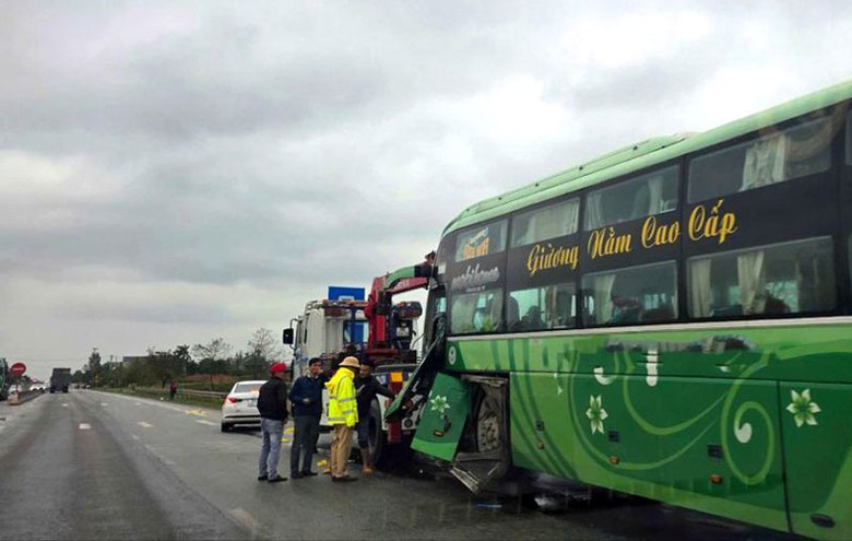 Sau va chạm, chiếc xe khách bị hư hỏng. Sau va chạm, chiếc xe khách bị hư hỏng.