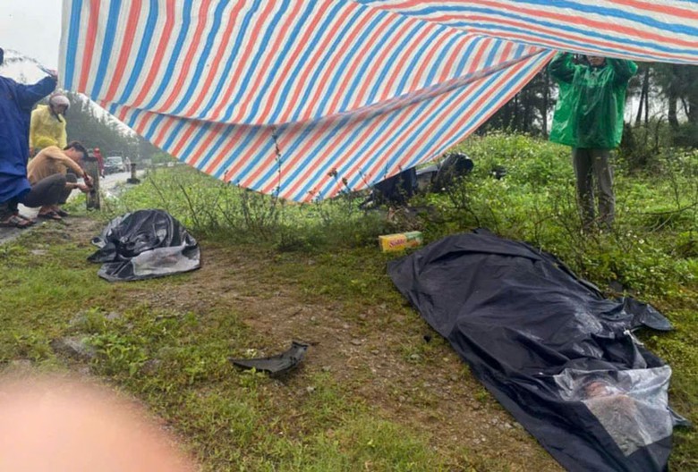 Hai cậu ch&aacute;u được ph&aacute;t hiện đ&atilde; tử vong cạnh xe m&aacute;y hư hỏng.