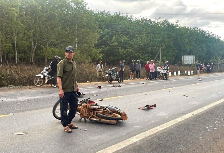 Chiếc xe m&aacute;y tại hiện trường vụ tai nạn - Ảnh: PV.