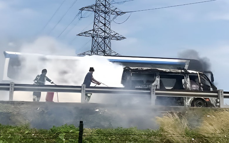 Hiện trường vụ ch&aacute;y xe cứu thương.