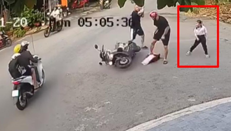 Tạm giữ khẩn cấp t&agrave;i xế &ocirc; t&ocirc; d&ugrave;ng gậy b&oacute;ng ch&agrave;y đ&aacute;nh người đi xe m&aacute;y- Ảnh 2.