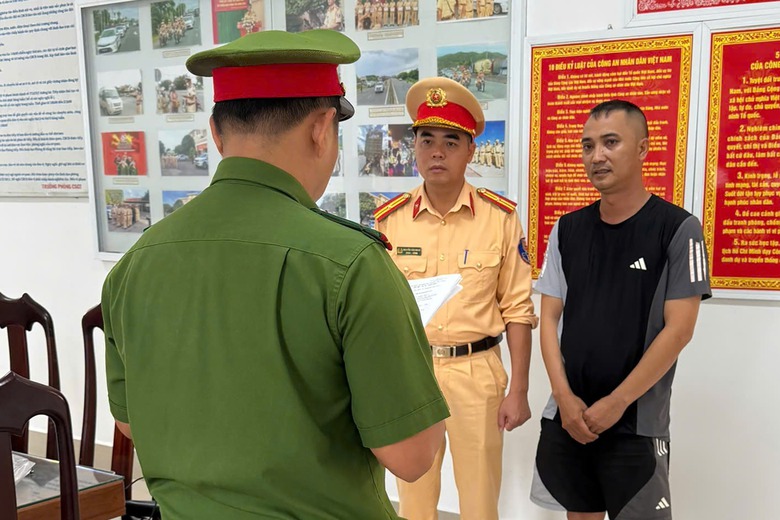 Tạm giữ khẩn cấp t&agrave;i xế &ocirc; t&ocirc; d&ugrave;ng gậy b&oacute;ng ch&agrave;y đ&aacute;nh người đi xe m&aacute;y- Ảnh 1.