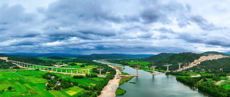 Đẩy tiến độ thi công cầu dài nhất cao tốc Quy Nhơn - Chí Thạnh- Ảnh 1. Đẩy tiến độ thi công cầu dài nhất cao tốc Quy Nhơn - Chí Thạnh- Ảnh 1.