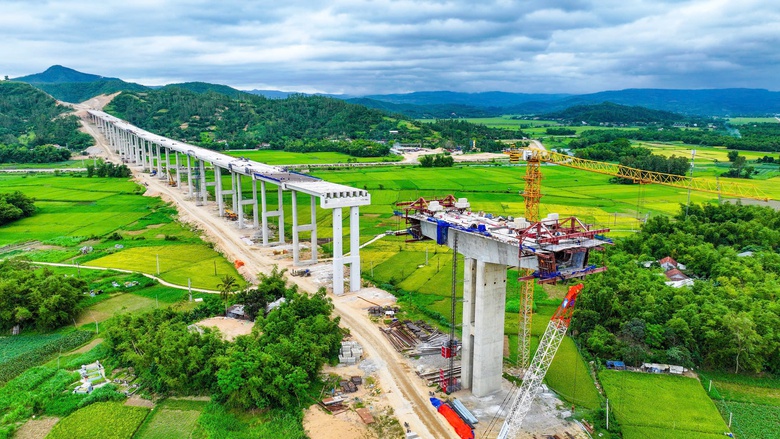 Đẩy tiến độ thi công cầu dài nhất cao tốc Quy Nhơn - Chí Thạnh- Ảnh 2. Đẩy tiến độ thi công cầu dài nhất cao tốc Quy Nhơn - Chí Thạnh- Ảnh 2.