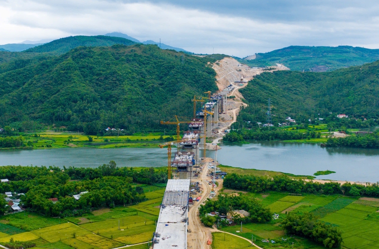 Đẩy tiến độ thi công cầu dài nhất cao tốc Quy Nhơn - Chí Thạnh- Ảnh 8. Đẩy tiến độ thi công cầu dài nhất cao tốc Quy Nhơn - Chí Thạnh- Ảnh 8.