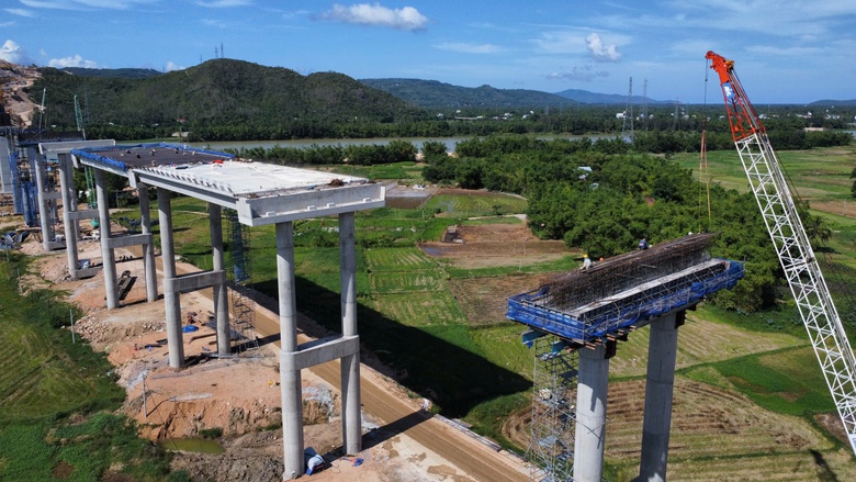 Đẩy tiến độ thi công cầu dài nhất cao tốc Quy Nhơn - Chí Thạnh- Ảnh 7. Đẩy tiến độ thi công cầu dài nhất cao tốc Quy Nhơn - Chí Thạnh- Ảnh 7.