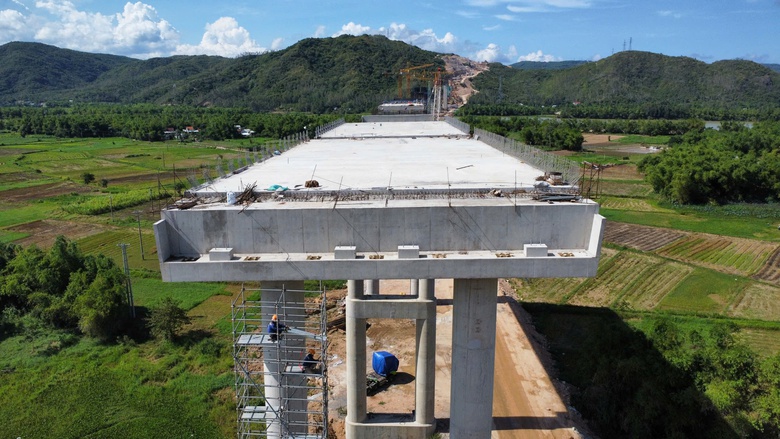 Đẩy tiến độ thi công cầu dài nhất cao tốc Quy Nhơn - Chí Thạnh- Ảnh 4. Đẩy tiến độ thi công cầu dài nhất cao tốc Quy Nhơn - Chí Thạnh- Ảnh 4.