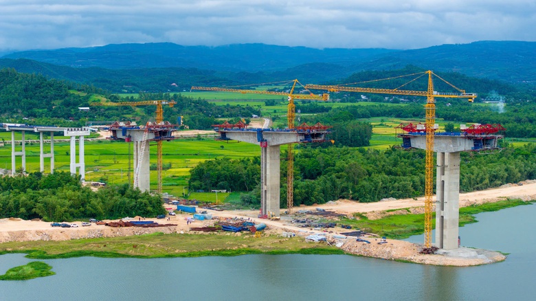 Đẩy tiến độ thi công cầu dài nhất cao tốc Quy Nhơn - Chí Thạnh- Ảnh 6. Đẩy tiến độ thi công cầu dài nhất cao tốc Quy Nhơn - Chí Thạnh- Ảnh 6.