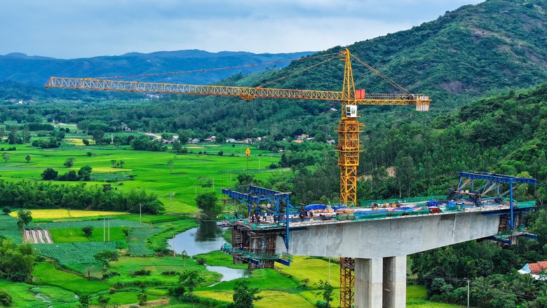 Đẩy tiến độ thi công cầu dài nhất cao tốc Quy Nhơn - Chí Thạnh- Ảnh 5. Đẩy tiến độ thi công cầu dài nhất cao tốc Quy Nhơn - Chí Thạnh- Ảnh 5.