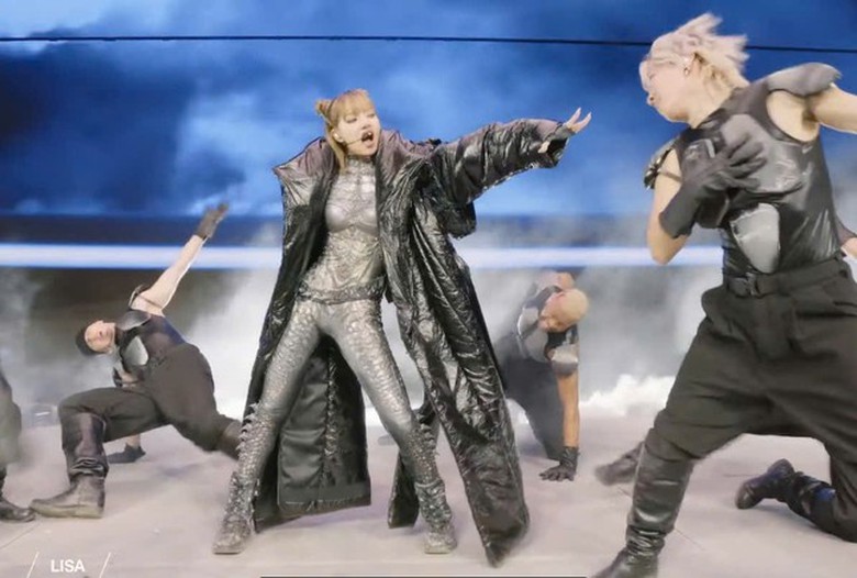 Lisa (BlackPink) g&acirc;y tranh c&atilde;i khi mặc hở bạo, khoe vũ đạo "n&oacute;ng mắt" ở Coachella- Ảnh 2.