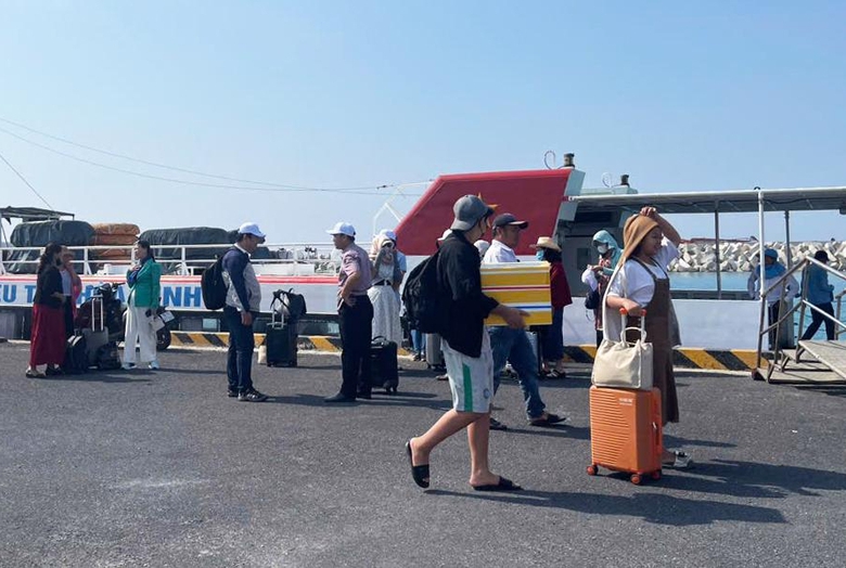 Tăng lượt chạy t&agrave;u phục vụ kh&aacute;ch tham quan đảo L&yacute; Sơn- Ảnh 1.