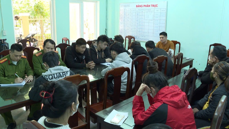 Bắt giữ 8 đối tượng rượt đuổi, h&agrave;nh hung hai thanh ni&ecirc;n tại TP Huế- Ảnh 1.