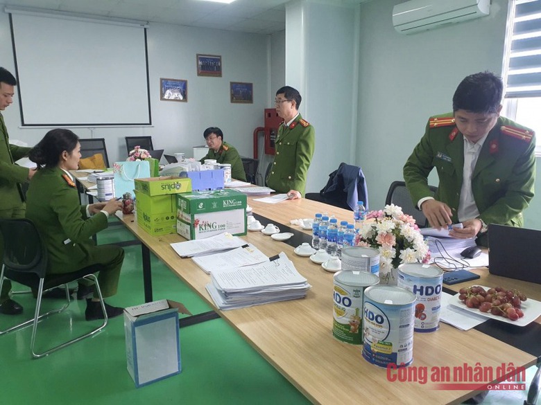 Nh&oacute;m sản xuất, bu&ocirc;n b&aacute;n sữa bột giả ở H&agrave; Nội kiếm doanh thu gần 500 tỷ đồng- Ảnh 1.