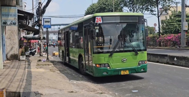 TP.HCM: Người phụ nữ b&aacute;n v&eacute; số khiếm thị bị b&aacute;nh xe bu&yacute;t c&aacute;n qua ch&acirc;n- Ảnh 2.