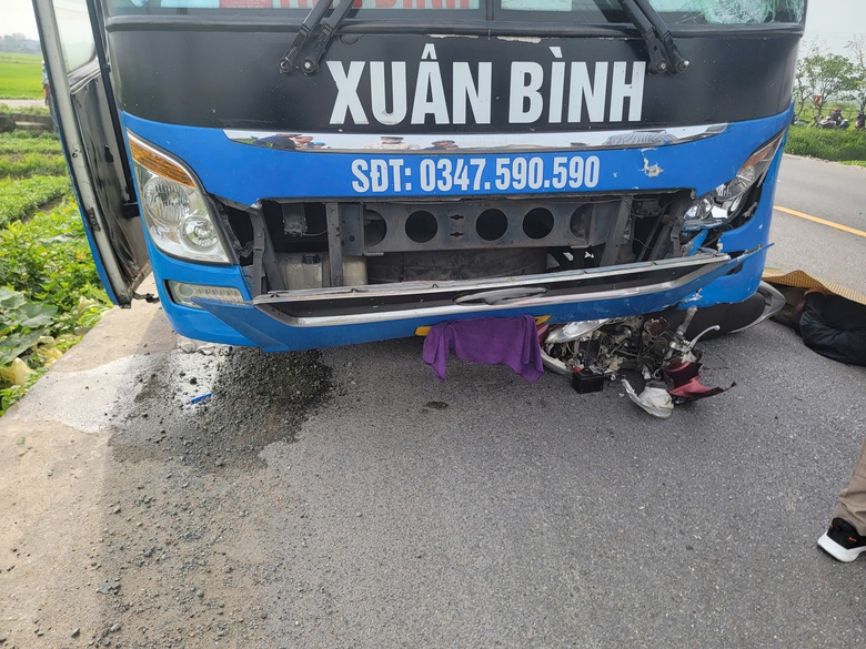 Xe m&ocirc; t&ocirc; va chạm với xe kh&aacute;ch, 2 người tử vong- Ảnh 1.