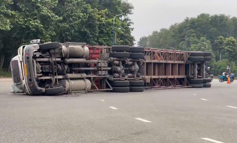 Hiện trường vụ lật xe container.