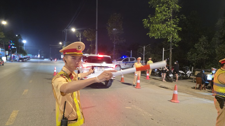 CSGT Y&ecirc;n B&aacute;i điều tra cơ bản, kh&eacute;p k&iacute;n địa b&agrave;n, xử l&yacute; đ&uacute;ng đối tượng để k&eacute;o giảm tai nạn- Ảnh 14.