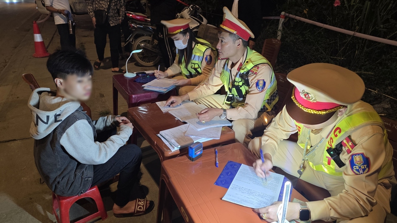 CSGT Y&ecirc;n B&aacute;i điều tra cơ bản, kh&eacute;p k&iacute;n địa b&agrave;n, xử l&yacute; đ&uacute;ng đối tượng để k&eacute;o giảm tai nạn- Ảnh 16.