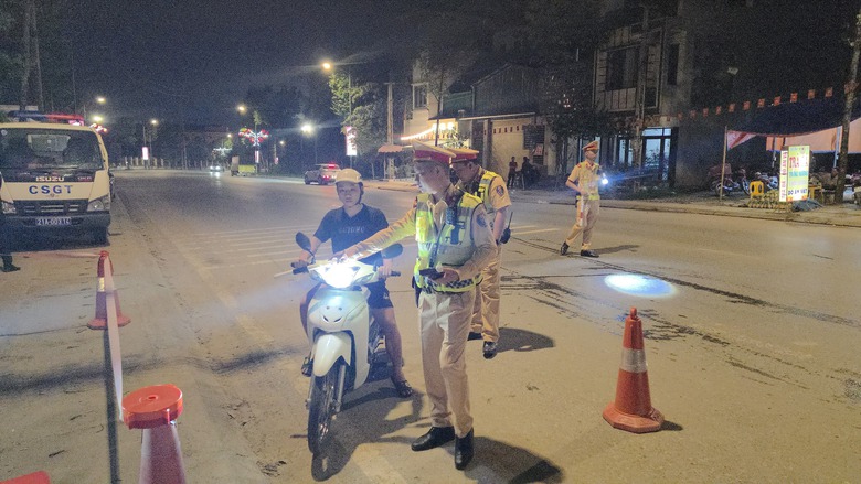 CSGT Y&ecirc;n B&aacute;i điều tra cơ bản, kh&eacute;p k&iacute;n địa b&agrave;n, xử l&yacute; đ&uacute;ng đối tượng để k&eacute;o giảm tai nạn- Ảnh 1.