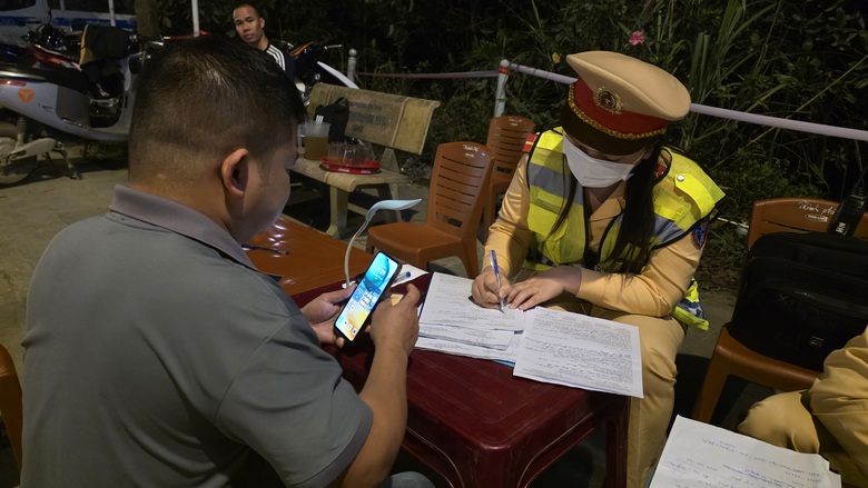 CSGT Y&ecirc;n B&aacute;i điều tra cơ bản, kh&eacute;p k&iacute;n địa b&agrave;n, xử l&yacute; đ&uacute;ng đối tượng để k&eacute;o giảm tai nạn- Ảnh 2.