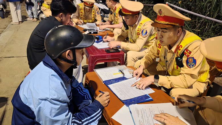 CSGT Y&ecirc;n B&aacute;i điều tra cơ bản, kh&eacute;p k&iacute;n địa b&agrave;n, xử l&yacute; đ&uacute;ng đối tượng để k&eacute;o giảm tai nạn- Ảnh 20.