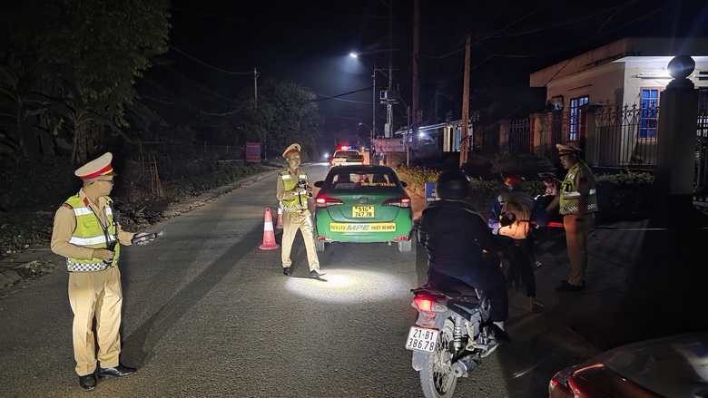 CSGT Y&ecirc;n B&aacute;i điều tra cơ bản, kh&eacute;p k&iacute;n địa b&agrave;n, xử l&yacute; đ&uacute;ng đối tượng để k&eacute;o giảm tai nạn- Ảnh 4.