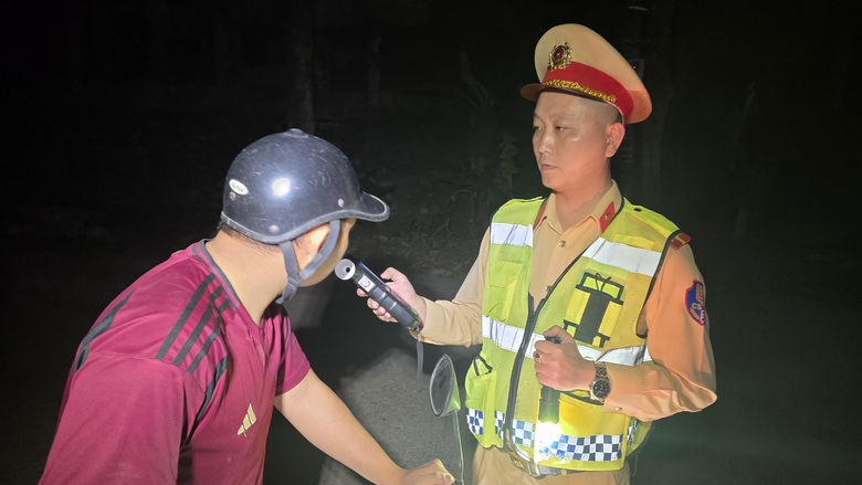 CSGT Y&ecirc;n B&aacute;i điều tra cơ bản, kh&eacute;p k&iacute;n địa b&agrave;n, xử l&yacute; đ&uacute;ng đối tượng để k&eacute;o giảm tai nạn- Ảnh 5.